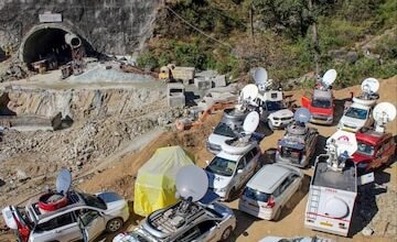 Photo of Breaking News—— उत्तराखंड के उत्तर काशी के सिल्क्यारा टनल  में 11 दिन पूर्व हुई दुर्घटना में दबे मजदूरों को सुरक्षित बाहर निकालने का प्रयास युद्ध स्तर पर चल रहा है देश व विश्व के विशेषज्ञ रात दिन कार्य में लगे हुए हैं ,प्रधान मंत्री नरेंद्र मोदी हर पल घटनास्थल का अपडेट ले रहे हैं और मुख्य मंत्री पुष्कर सिंह धामी लगातार स्थिति पर नजर रखे हुए हैं और प्रधान मंत्री के निर्देश के अनुसार सभी मजदूरों की भोजन – दवाईयों पानी और आक्सीजन की व्यवस्था देख रहे हैं,टनल के अन्दर से मजदूरों को बाहर लाने का सुरक्षित मार्ग ड्रिल कर ढूंढ लिया गया है,विशेषज्ञों के अनुसार कल याने 23 नवम्बर तक मजदूर बाहर निकल पायेंगे,कयोंकि मजदूर 11दिन से फंसे पड़े हुए हैं इसलिए उनके स्वास्थ्य की भी चिंता की जा रही है सभी के लिए अम्बुलैंस तैयार रखी जा रही है.सभी सुरक्षित बाहर निकल आए तो उनका पुनर्जन्म होगा ऐसा माना जा रहा है.