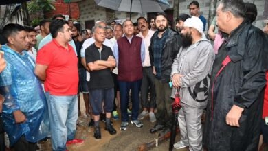 Photo of हिमाचल विधान सभा का वर्षाकालीन सत्र आज तक का सबसे लम्बा सत्र, पक्ष विपक्ष में तकरार के साथ हंसी-मजाक और वाकआउट का दौर भी चलता रहा,इस सत्र में विधान सभा अध्यक्ष ने विपक्ष को पूरा अधिमान दिया और एक निष्पक्ष अध्यक्ष होने का ऐहसास कराया,विपक्षी भाजपा ने भी अध्यक्ष कुलदीप सिंह पठानियां के सदन चलाने में विपक्ष को समय और सम्मान देने के लिए अध्यक्ष का धन्यवाद दिया है,हालाँकि पिछले सत्रों में विधान सभा अध्यक्ष विपक्ष के निशाने पर रहते थे लेकिन इस बार सदन में सरकार निशाने में रही ,मुख्य मत्री के साथ राजस्व म॔त्री विपक्ष के निशाने पर रहे हैं.और विपक्ष ने राजस्व मत्री जगत सिंह नेगी का एक प्रकार से बहिष्कार किया,सत्र के अंतिम दिन मुख्य म॔त्री ने सभी का धन्यवाद किया और विधान सभा अध्यक्ष ने सत्र को अनिश्चितकालीन के लिए स्थगित कर दिया।